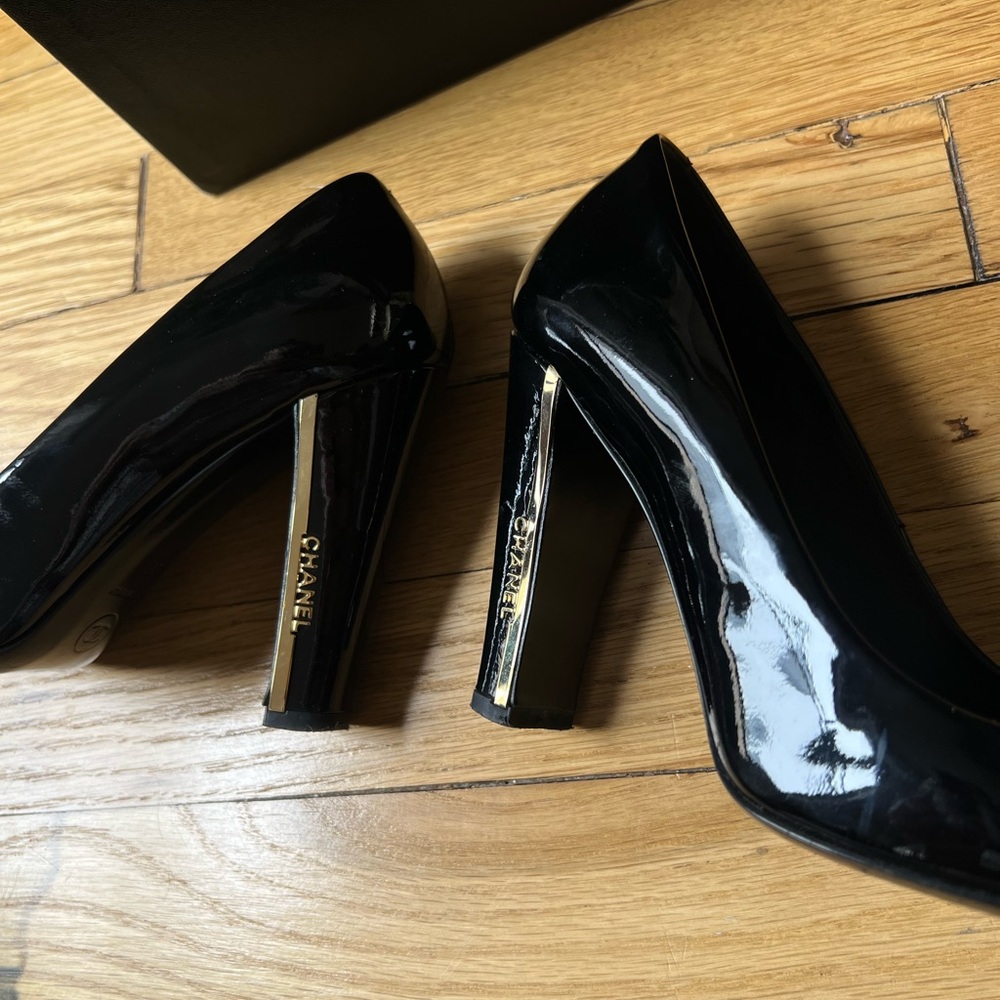 CHANEL Glossy Black Heels with Gold Accent